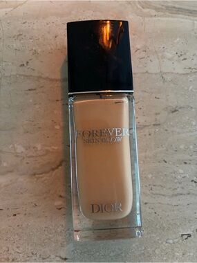 Dior Forever Skin Glow Foundation — 4WP with Black Cap